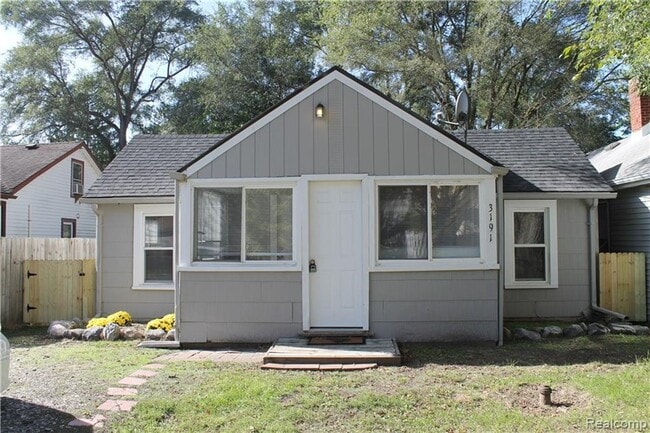 Building Photo - 2 bed/1 bath/fenced in backyard
