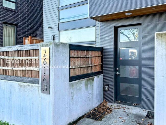 Photo - 2618 Eastlake Ave E