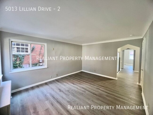 Building Photo - 5013 Lillian Dr Unit 2