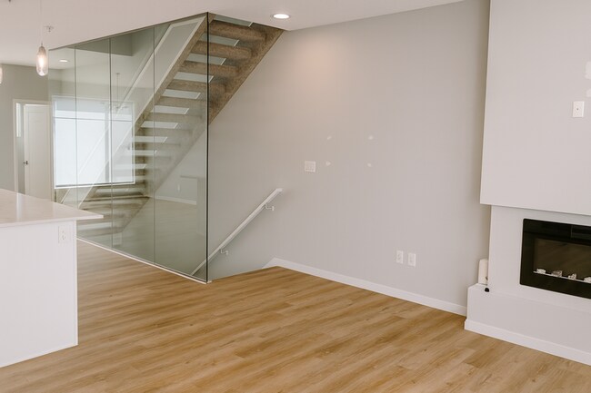 Photo - 479-439 39 St SW