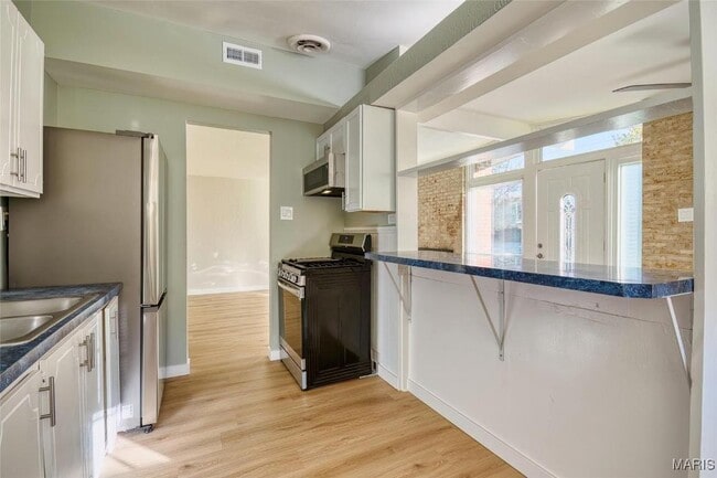 Photo - 825 Derhake Rd