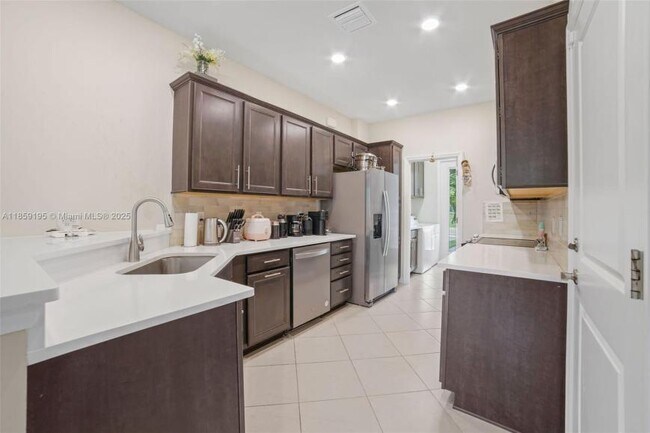 Photo - 3 bedroom in Hollywood FL 33021