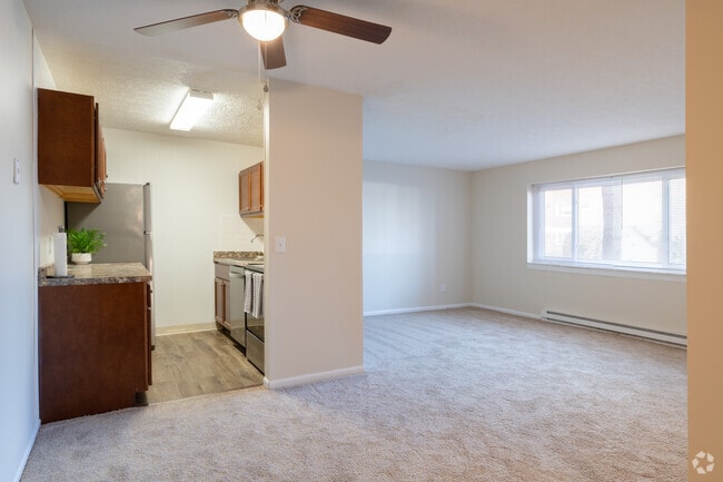 1BR, 1BA - 640 SF - Living/Dining Room