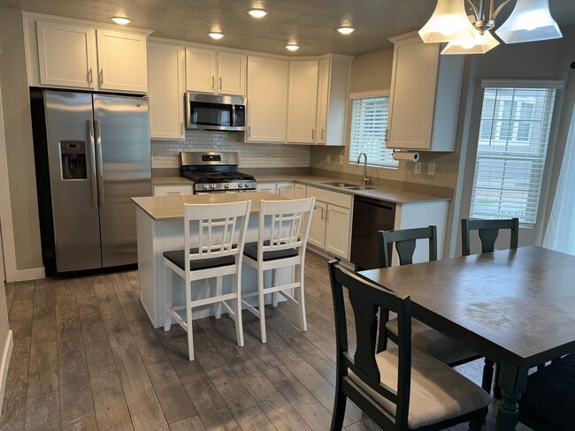 3320 W Lazy J Ln