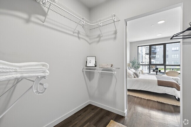 1BR, 1BA - 715SF - Bedroom Closet