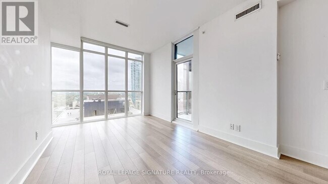 Photo - 32 Davenport Rd Unité 1705