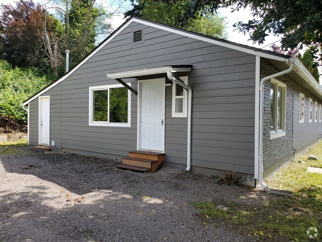 Building Photo - Recently Remolded Duplex Rental