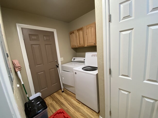 Photo - 210 McCullough St