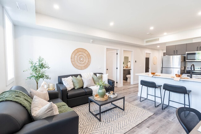 Building Photo - 930 Marion Ave