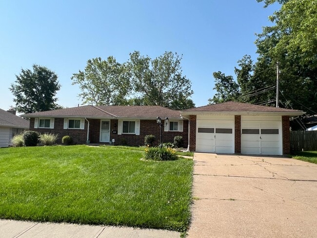 Corner Lot Beauty with Basement & Big Back... - Corner Lot Beauty with Basement & Big Back... House