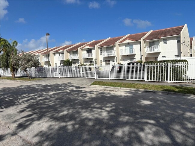 Building Photo - 2050 NE 140th St