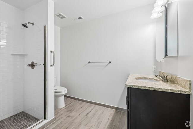 2BR, 2BA - 872SF - Primary Bathroom