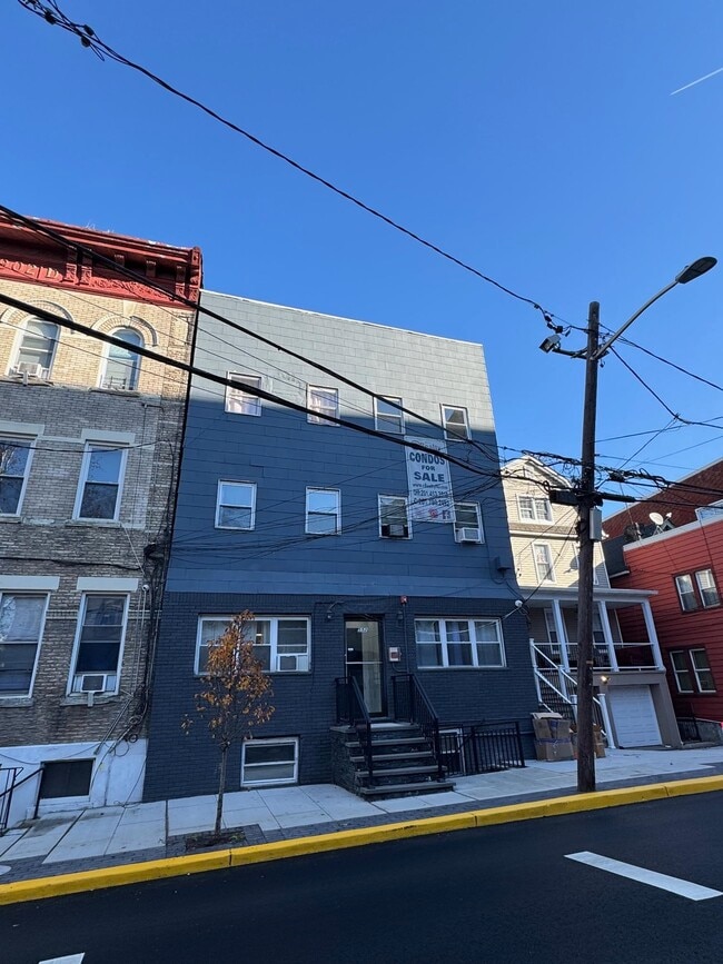 Building Photo - 552 38th St Unit 4