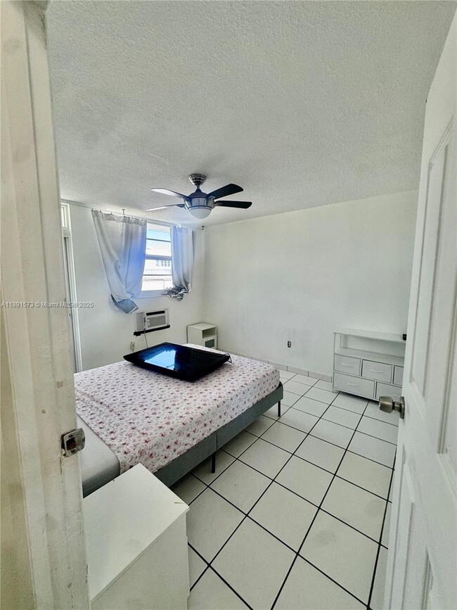 Photo - 335 Collins Ave Unidad 302