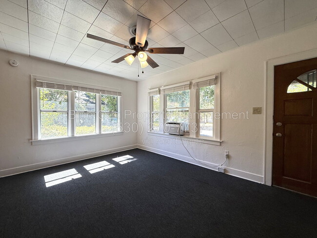 Photo - 389 E 7th St