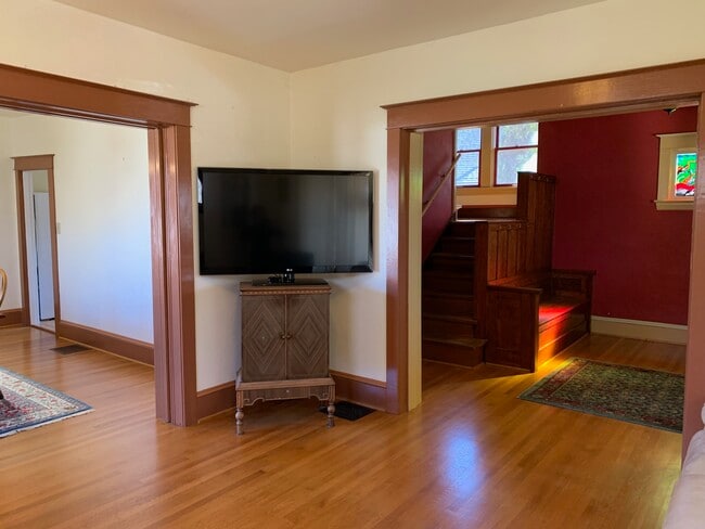 Esquina de la sala de estar entre la entrada y el comedor. - 4054 NE Rodney Ave Unidad A