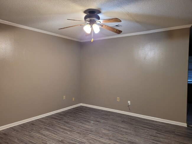 Building Photo - 2 bed / 1 bath apartment Unit 304