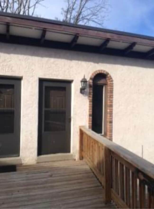 Building Photo - Charming 2 Bdrm/1.5 Bath Townhouse in South Hills