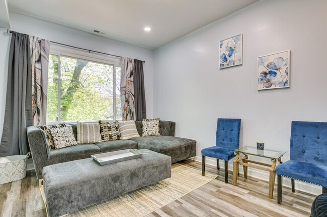 Building Photo - 7638 S Drexel Ave Unit ID1306739P