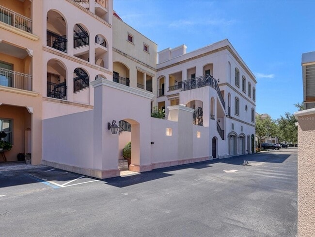 Building Photo - 525 N Orange Ave Unit 204