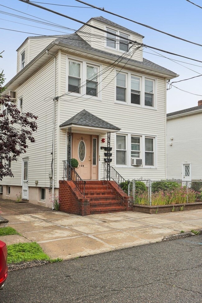 Building Photo - 153 Banta Ave Unit 2 Rental