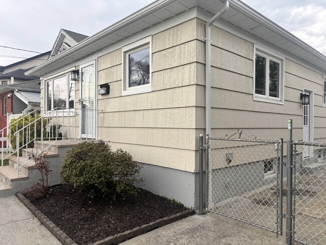 Photo - 527 Willowbrook Rd