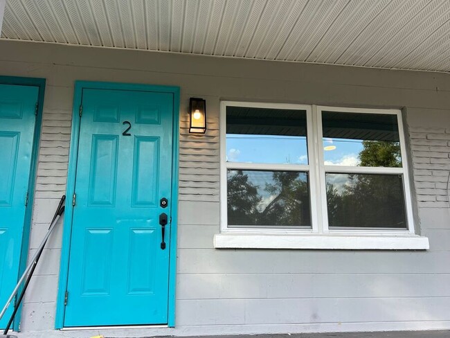 Building Photo - 351 Ave N NE Unit 2