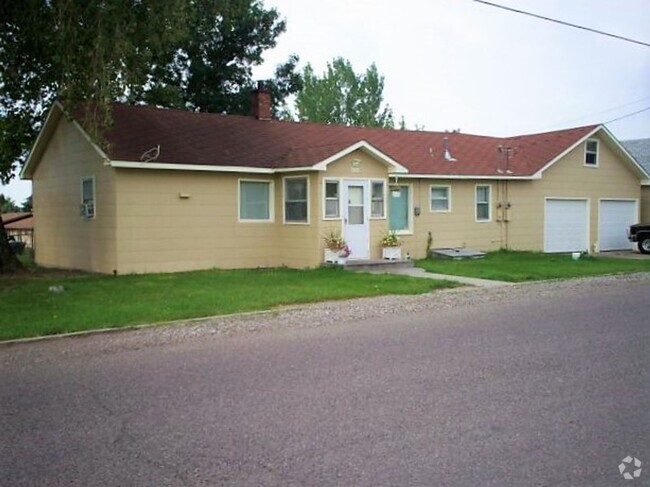 Building Photo - 2 Bedroom Home with Fenced Yard and 2 Garages