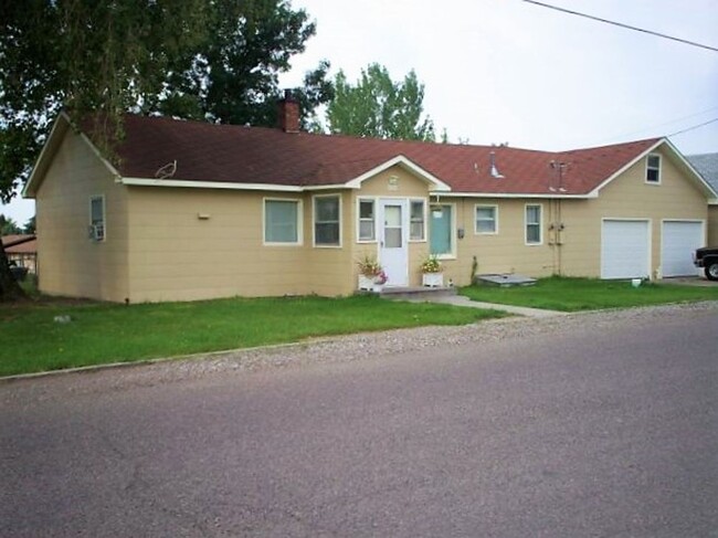 2 Bedroom Home with Fenced Yard and 2 Garages - 2 Bedroom Home with Fenced Yard and 2 Garages