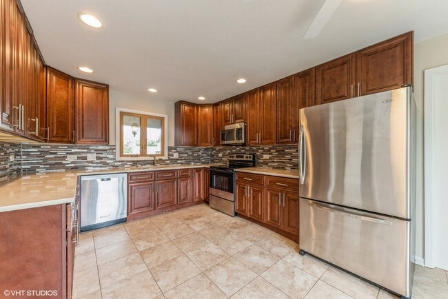 Photo - 380 Checker Dr