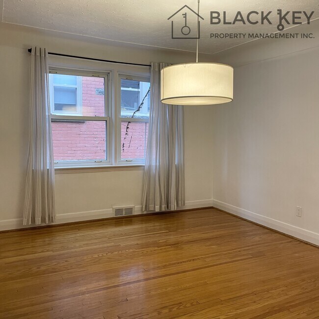 Photo - 564 Queens Ave