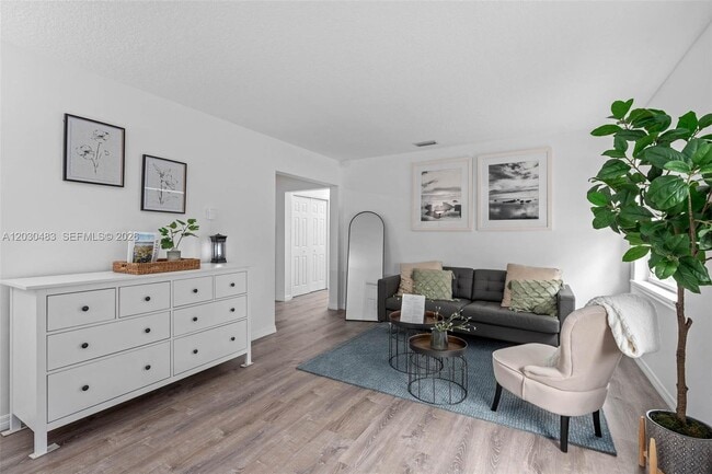 Photo - 4255 Wee St