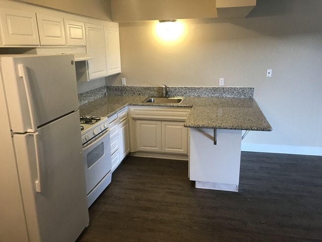 Photo - Azalea Court