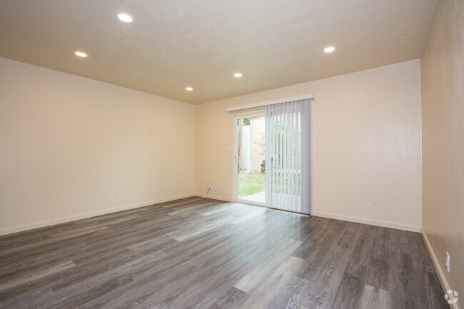 2BR, 1.5BA - 1,000SF - Living Room