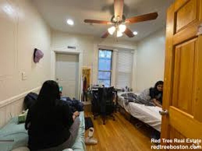 Building Photo - 5 Bed. 2 Bathrooms in Mission Hill, Centra... Rental