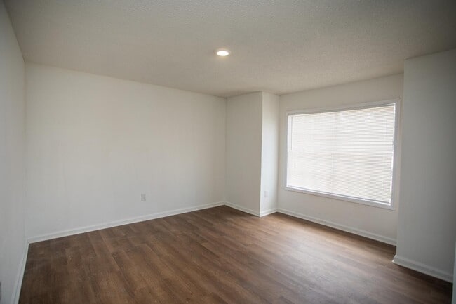 Photo - 109 Limoges St