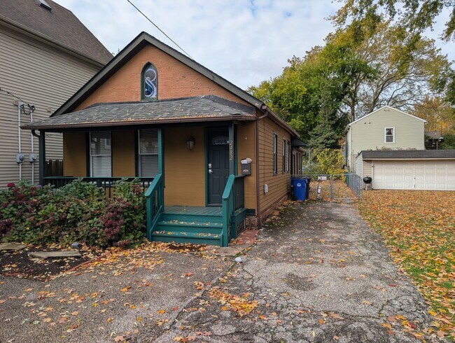 Building Photo - 2484 W 10th St Unit Back House