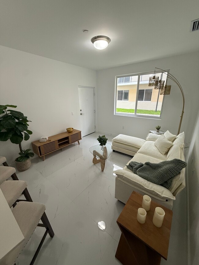 Photo - 810 SW 71st Ave Unit B21