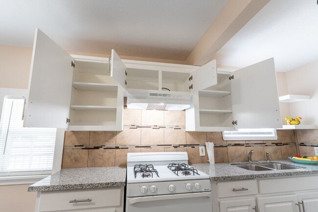 Photo - 305 N Live Oak St Unit apt #2