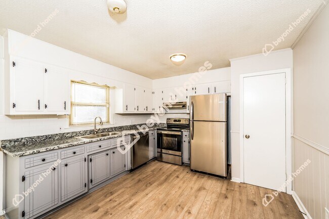 Photo - Beautifully Modernized 3 BR and 2 BA in on... Casa