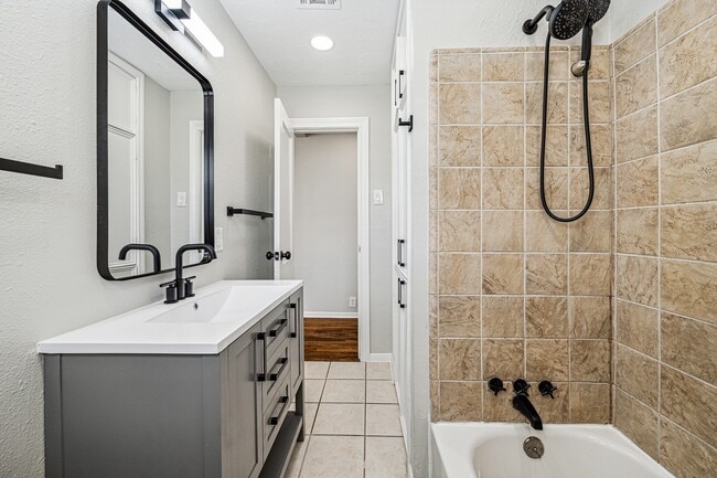 Photo - 801 Woodcrest Dr