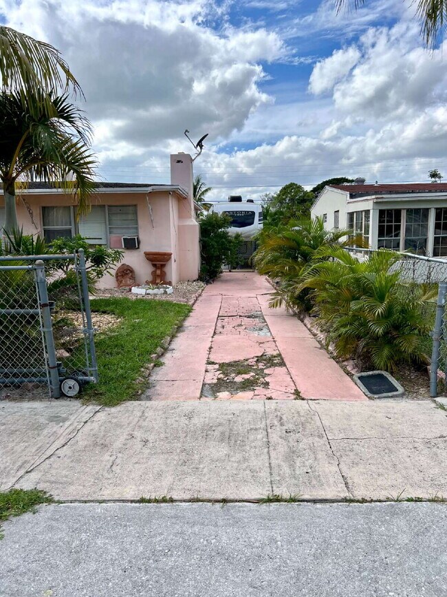 Photo - Spacious Master Bedroom Shared Living Spac...