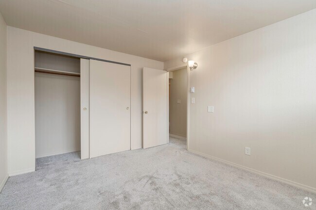 1BR, 1BA - 670SF Bedroom - Knoll West
