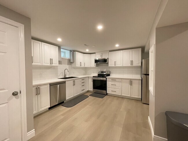 Building Photo - 895 Cochrane Cres Unit 2