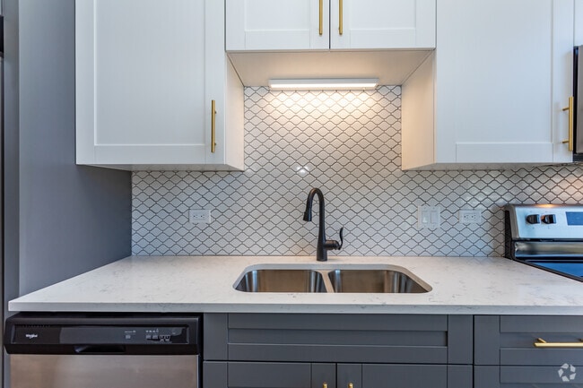 1BR, 1BA - 669SF