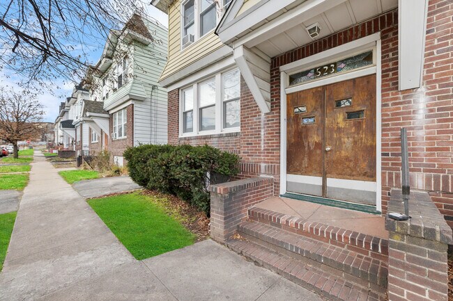 main entrance - 523 Beardsley Ave Unit 1L