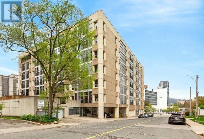 Photo - 120 Jackson St W