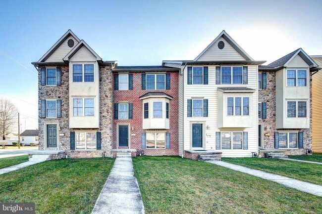 Photo - 687 E Walnut St Townhome