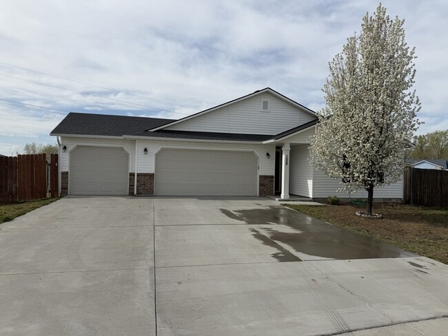 Building Photo - 108 NE Malad Ct