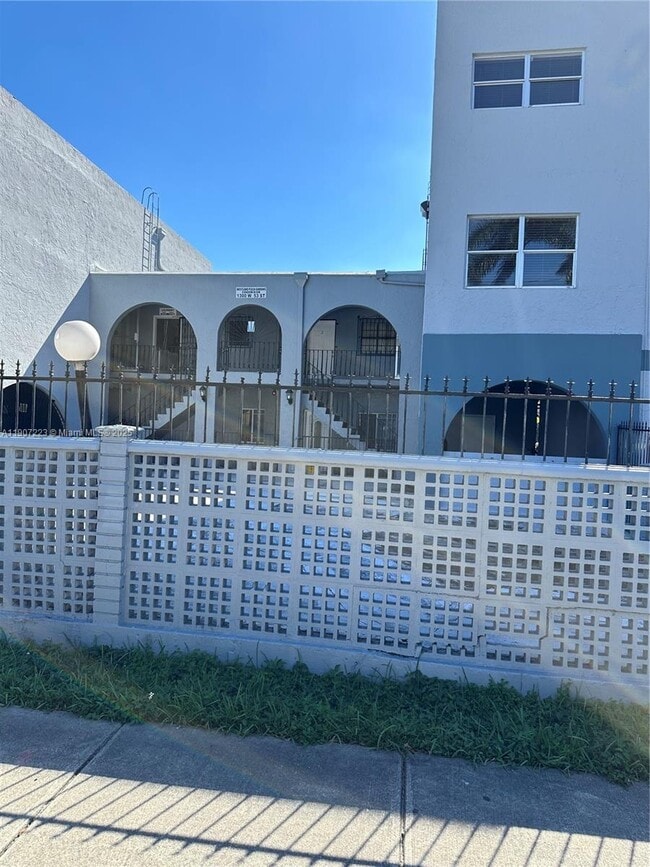 Photo - 1300 W 53rd St Unidad 28